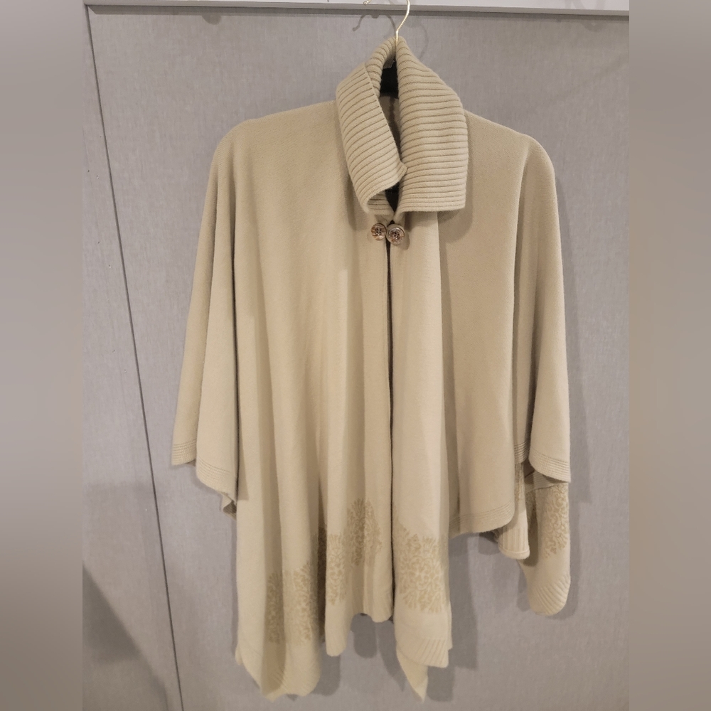 Thick shawl with hand detail